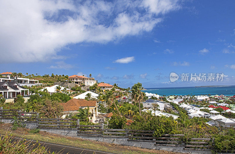 东方海滩上的旅游村庄，圣马丁，加勒比