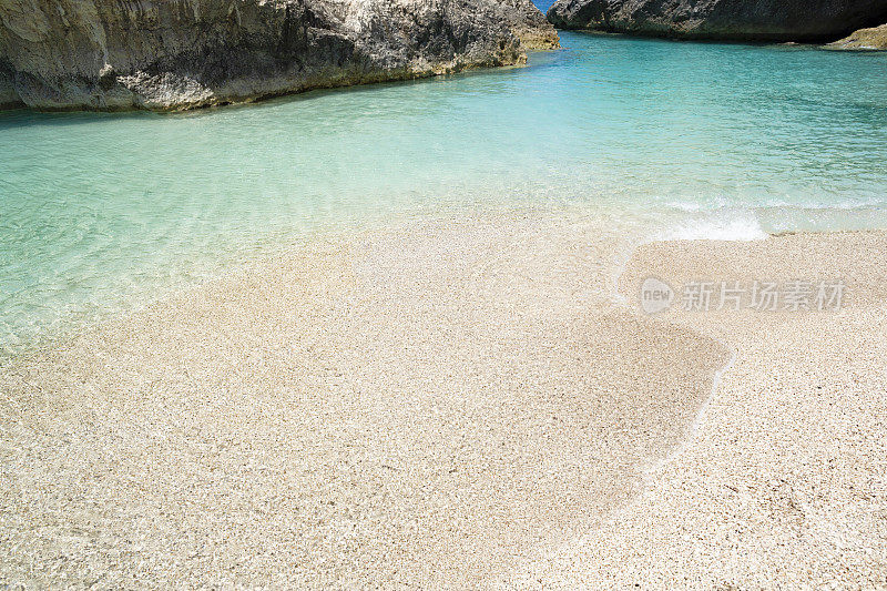 希腊莱夫卡达岛Kathisma海滩清澈的海水