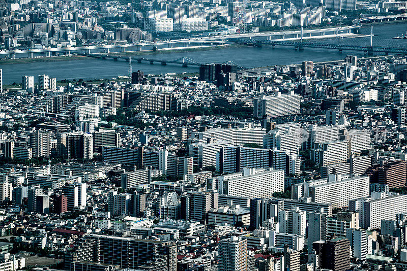 东京摩天大楼的空中全景图