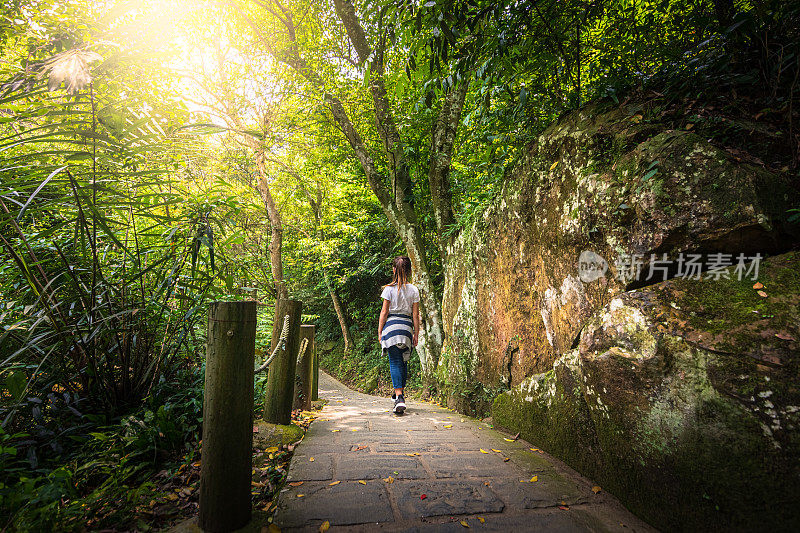 台湾台牌，小女孩走在圆觉瀑布步道上