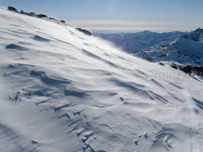 Balmenhorn高峰。雄伟的雪山边