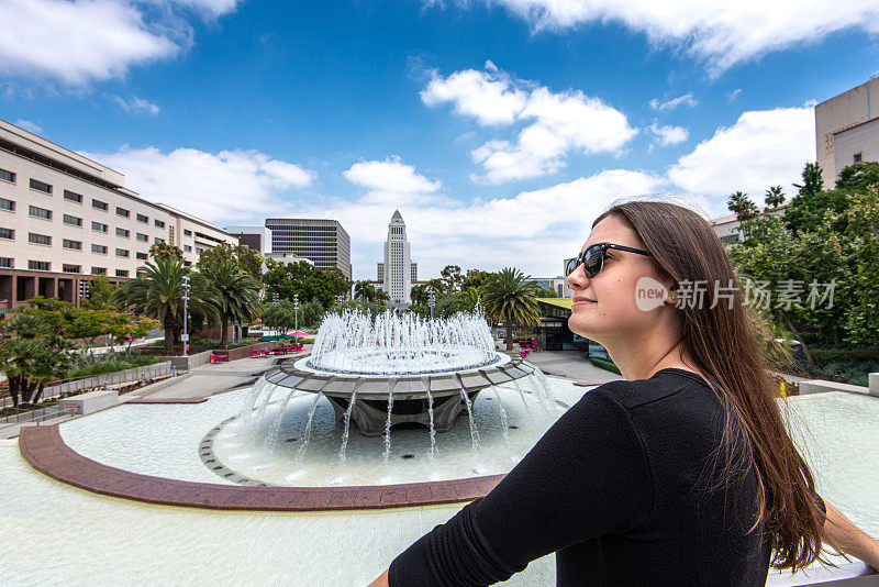 年轻女子在大公园和洛杉矶市政厅欣赏风景