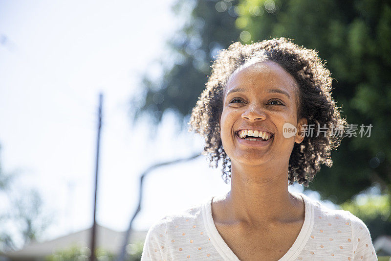 一位千禧年黑人妇女的肖像