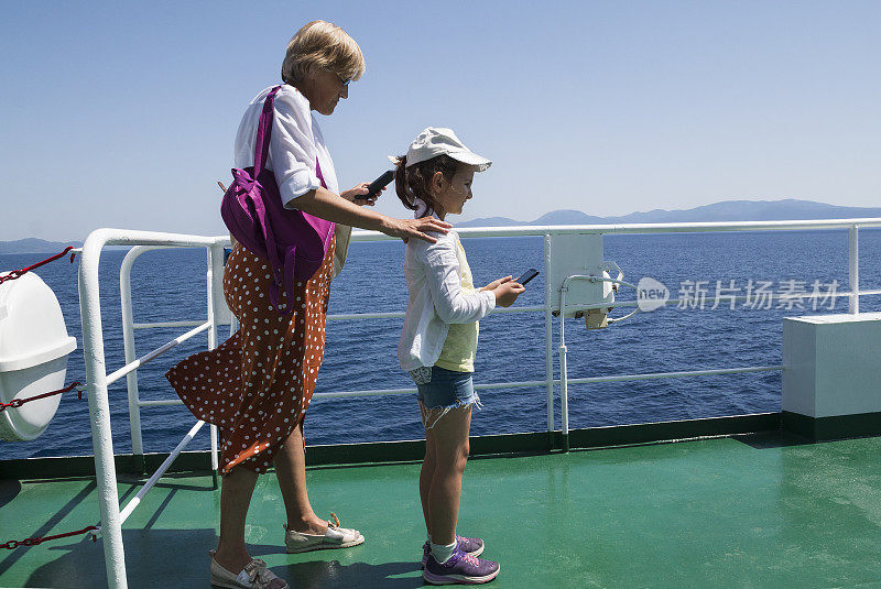 奶奶和孙女在渡口上