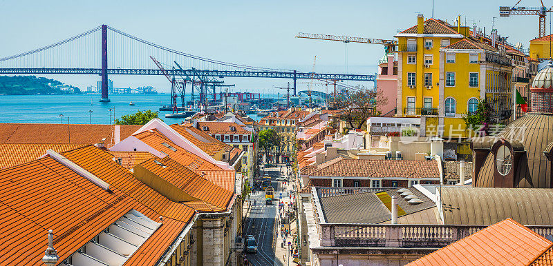 里斯本屋顶全景沿着街道海港大桥滨水葡萄牙