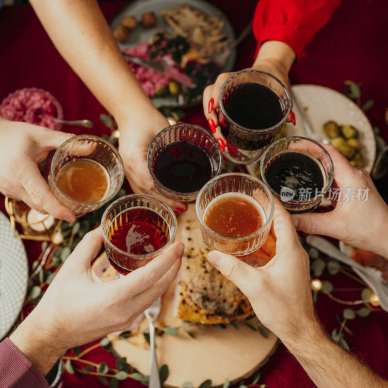 圣诞食物瑞典式自助餐人们敬酒宴会