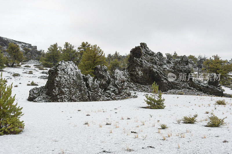 雪和雾中的熔岩形成，月球国家纪念碑的火山口