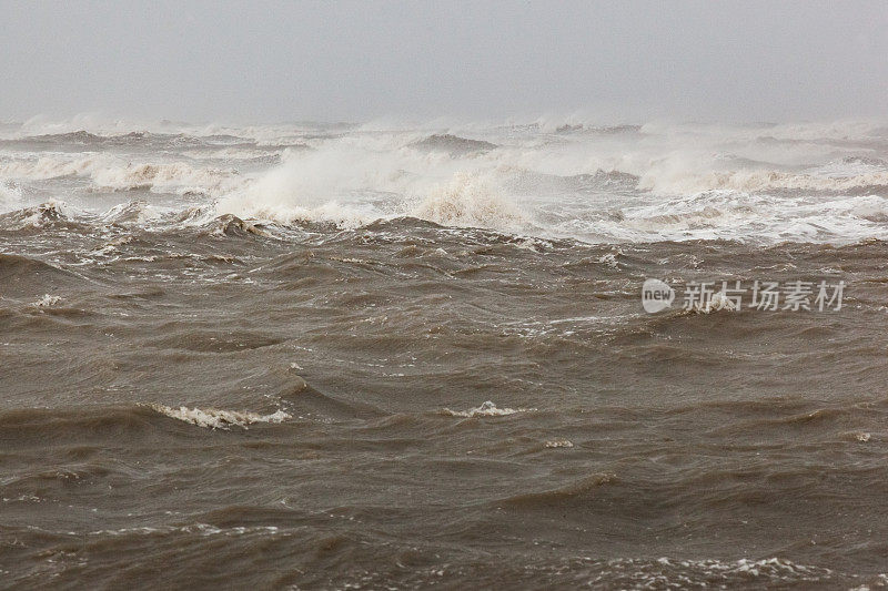 狂风暴雨的海