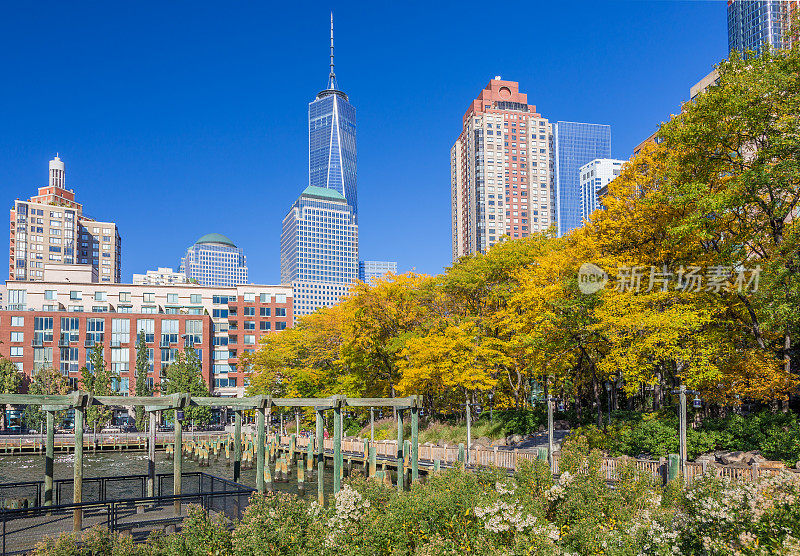 炮台公园在秋天的颜色与世界贸易中心大厦的背景，曼哈顿下西区，纽约，美国