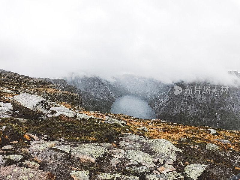 云在峡湾山谷翻滚-巨魔之洞