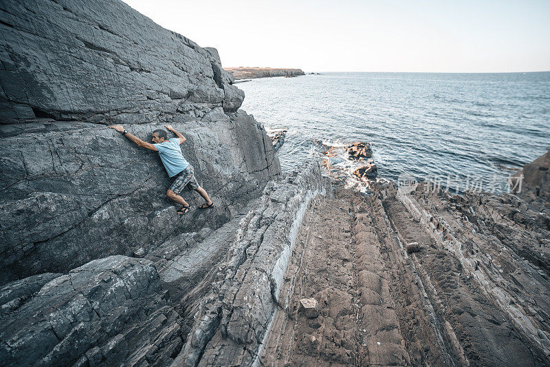 肾上腺素。单人旅行者在海岸岩石上幸存下来。