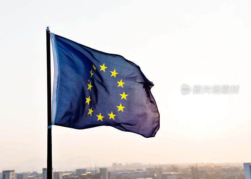 夕阳中飘扬的欧盟旗帜