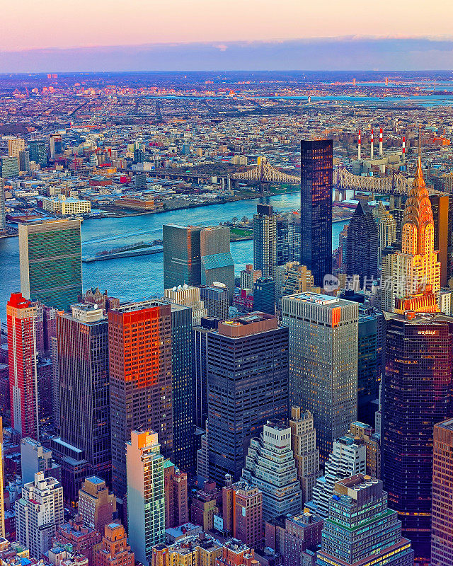 鸟瞰曼哈顿中城地区在纽约反射