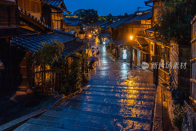 京都的Ninenzaka街在一个雨天