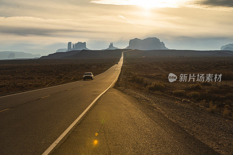 在美国新墨西哥州纪念碑谷高速公路上行驶的小货车