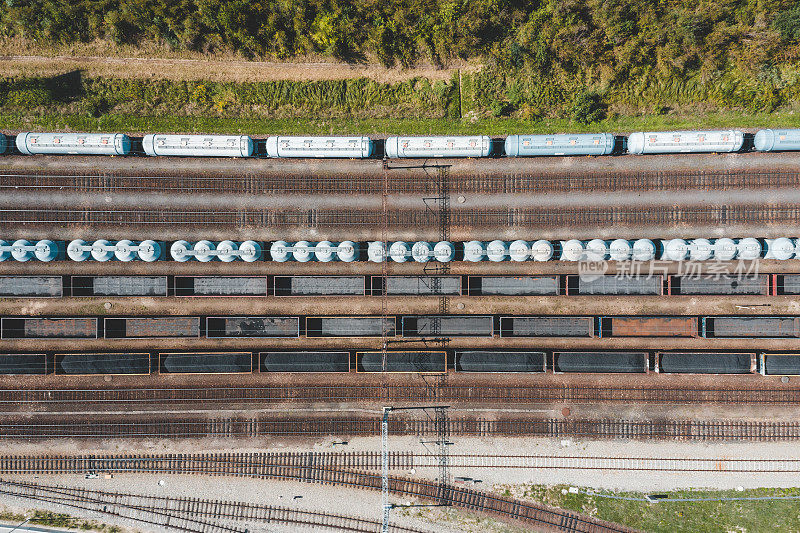 在波兰西南部的铁路侧线上煤车的鸟瞰图