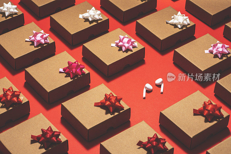牛皮纸礼品盒平铺在红色背景上