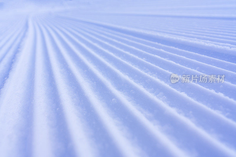 光滑的雪斜坡与灯芯绒图案