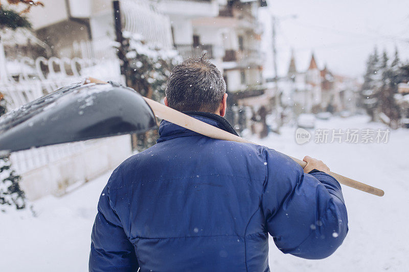 老人清理积雪