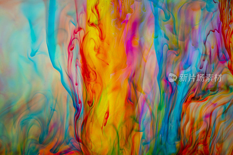 运动色彩在水中滴，墨在旋转，五彩墨在抽象化。