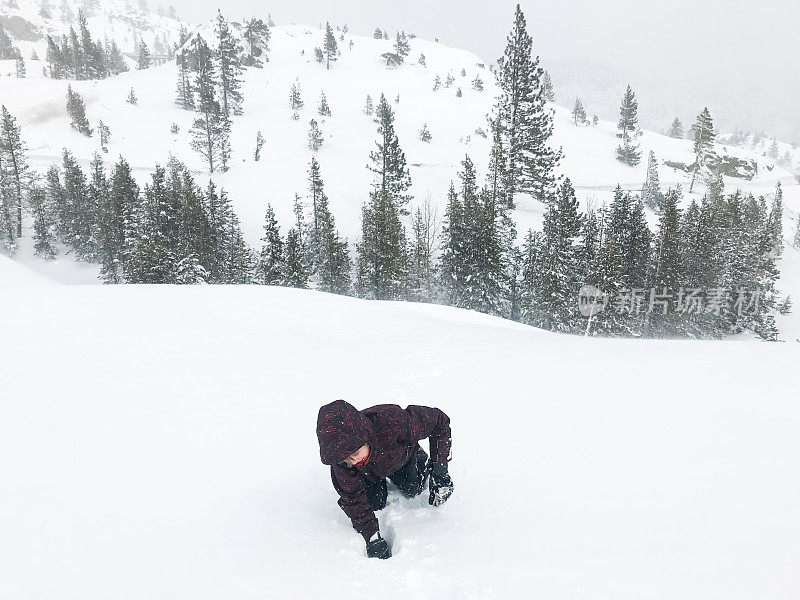 一个孩子在加利福尼亚山脉的暴风雪冒险