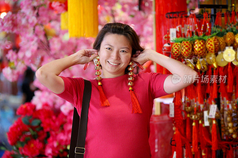 中国新年:购买装饰品和装饰品