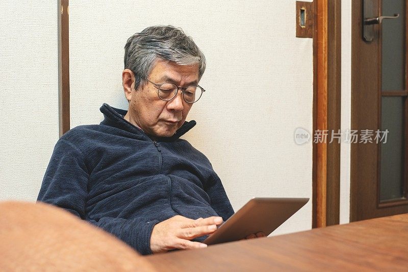 老年人使用平板电脑