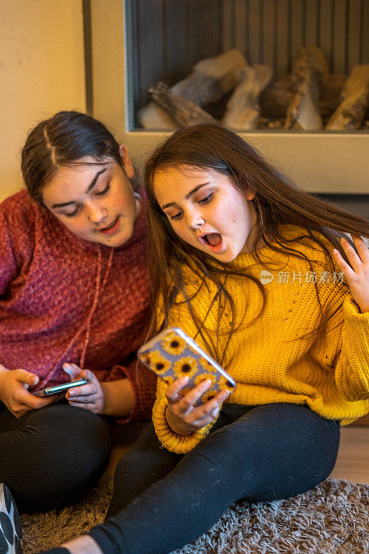 两个女孩沉迷于手机