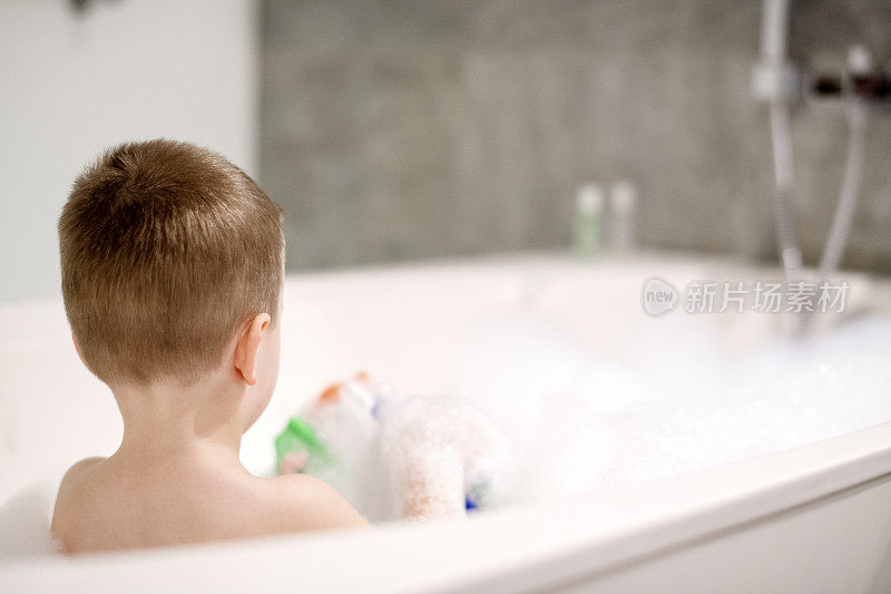 浴缸里的男孩