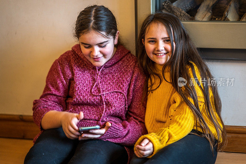 两个女孩沉迷于手机