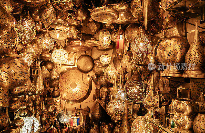 马拉喀什老城(麦地那)的传统摩洛哥青铜灯零售商店。