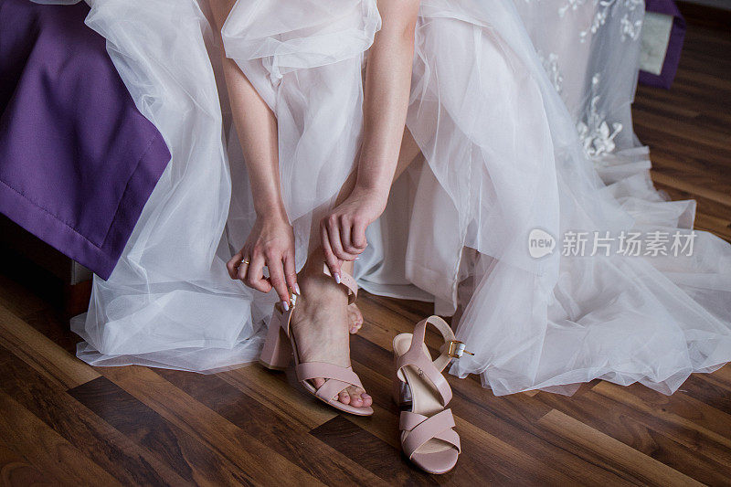 新娘穿上结婚鞋