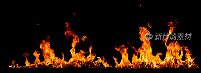 在黑色背景的火焰，燃烧的红色炽热的火花上升，炽热的橙色发光飞行粒子