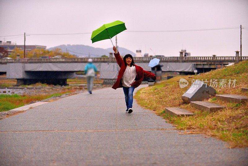 日本一名小学女生在京都加茂河畔放松