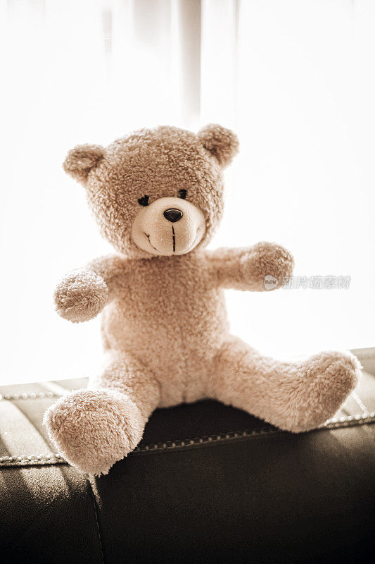 新生儿的快乐和卧室里的泰迪熊