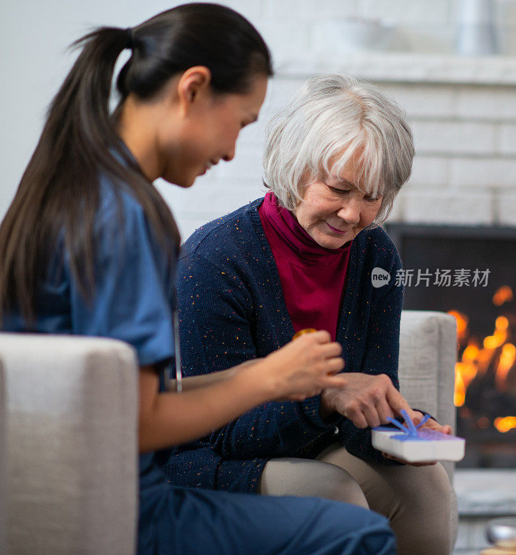 家庭护理护士探望老年妇女库存照片