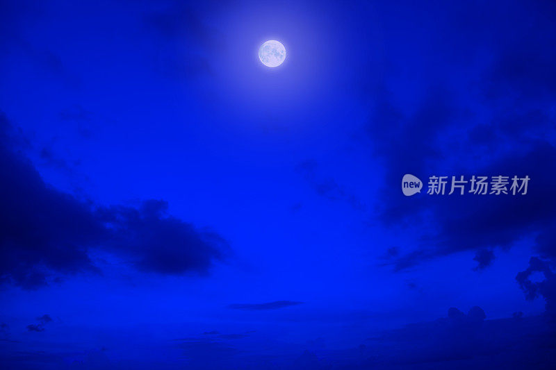 阴森森的满月夜空