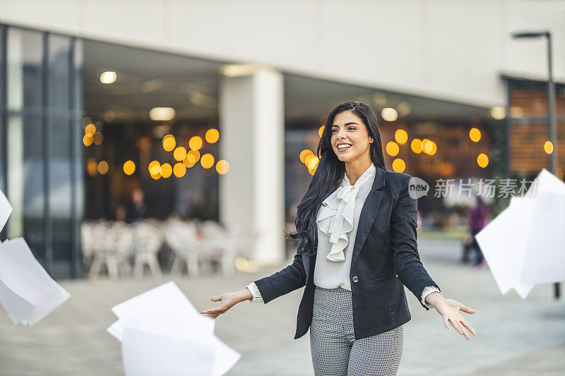 压力大的女商人把文件扔到户外