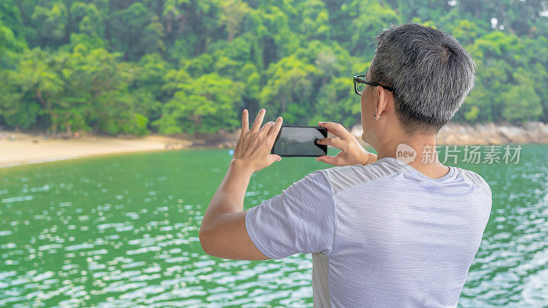 一个人的背影，谁是在拍照的海景