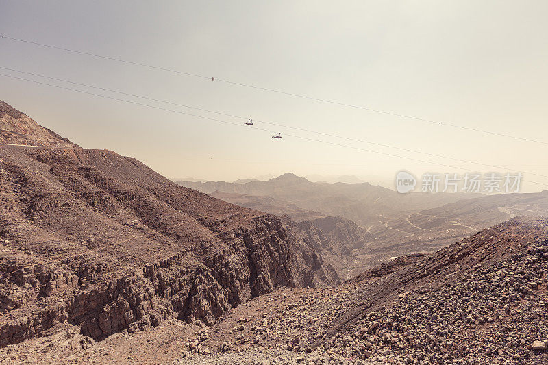阿拉伯联合酋长国拉斯哈伊马市杰贝尔贾伊斯山的峡谷上空