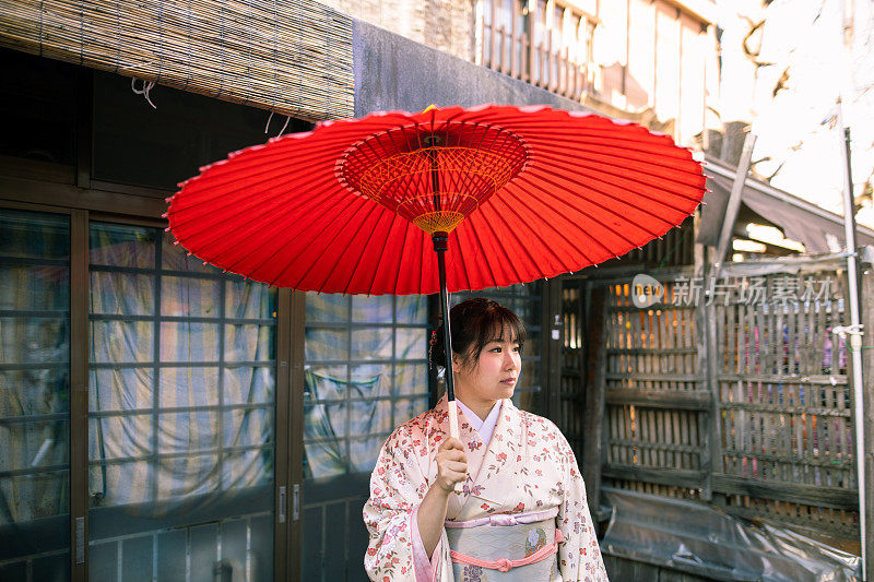 穿着和服的日本妇女站在村子里