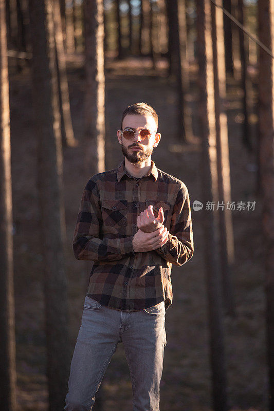 在森林里摆姿势的男人