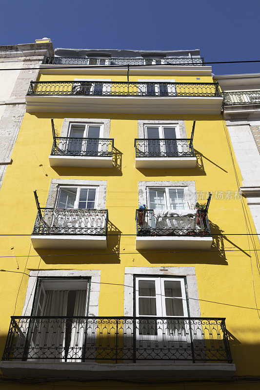 葡萄牙里斯本，带有阳台的建筑外观
