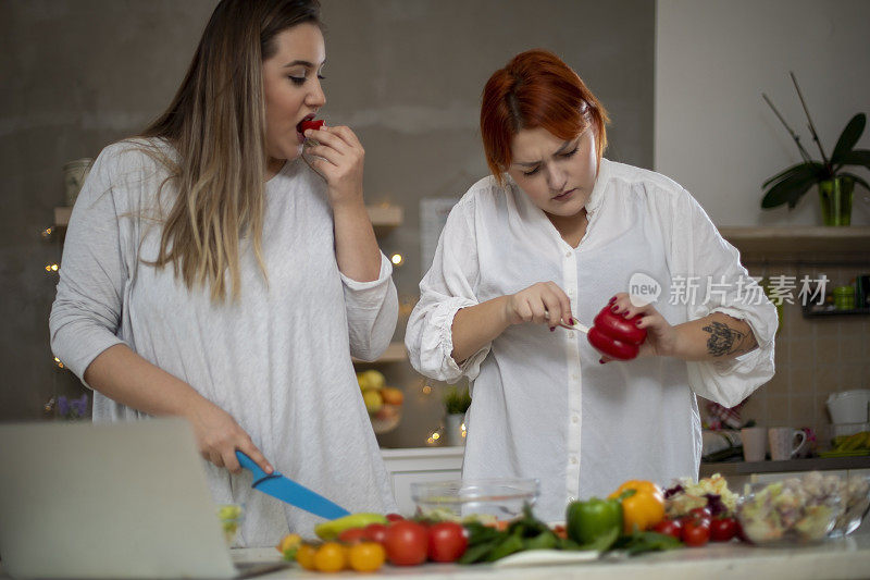 年轻微笑的胖女人在准备沙拉。