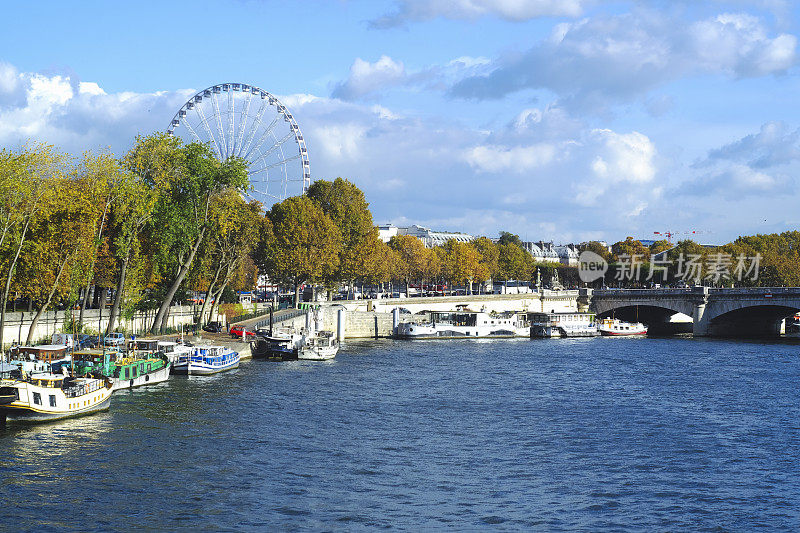 秋天在巴黎的塞纳河岸边