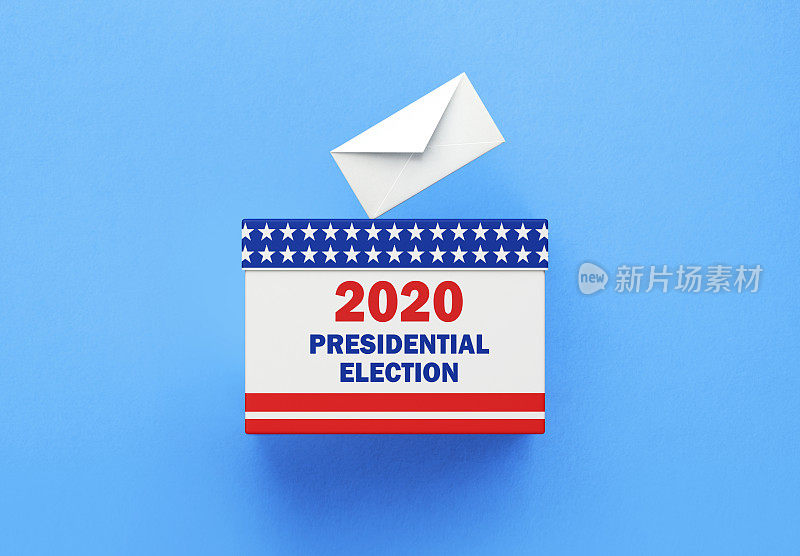 2020年美国总统大选手写选票箱和白色选票信封坐在白色背景上