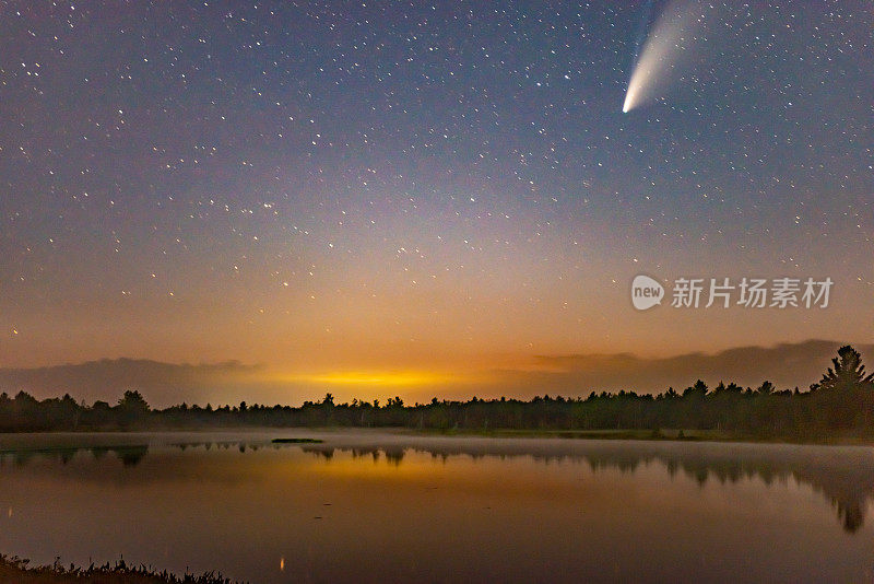 加拿大格雷文赫斯特，托伦斯·巴伦斯暗天保护区，日落后黑暗的夜空中的Neowise彗星