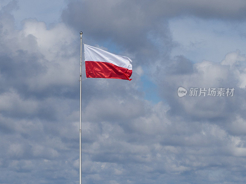 旗杆上飘扬着波兰的红白相间的国旗
