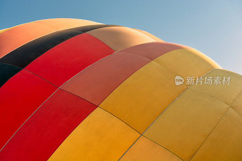 气球在高高的天空中飞翔。航空器特写。航空运动。燃烧的气体。鲜艳多彩的热气球。