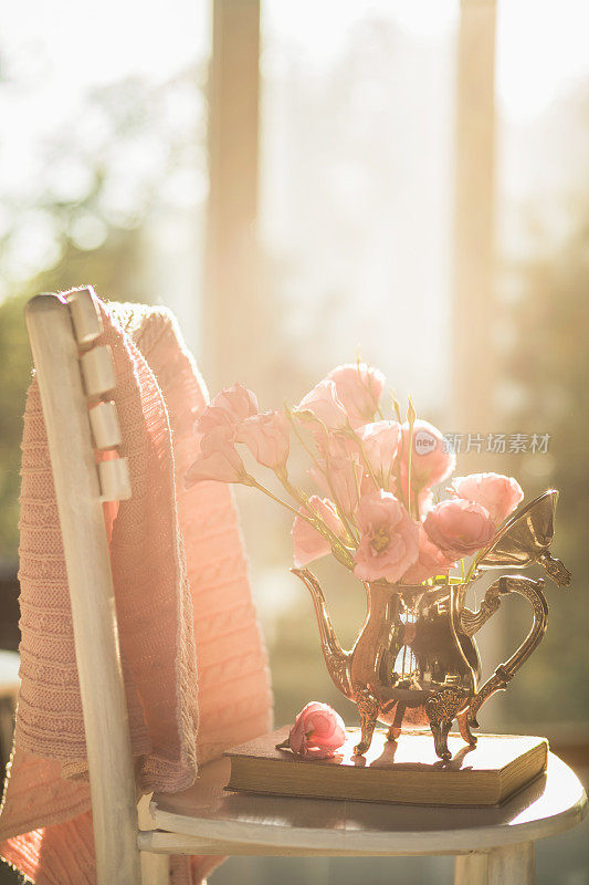 背光拍摄美丽的一束粉红色洋桔黄色花